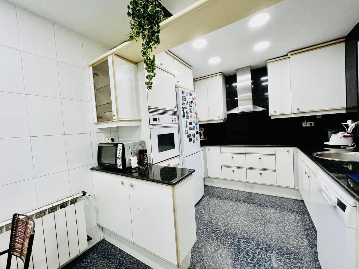 Your Second Home In Barcelona With Private Room And Private Bathroom Close To Montjuic, Pl Espana, La Rambla, Ferry Port מראה חיצוני תמונה